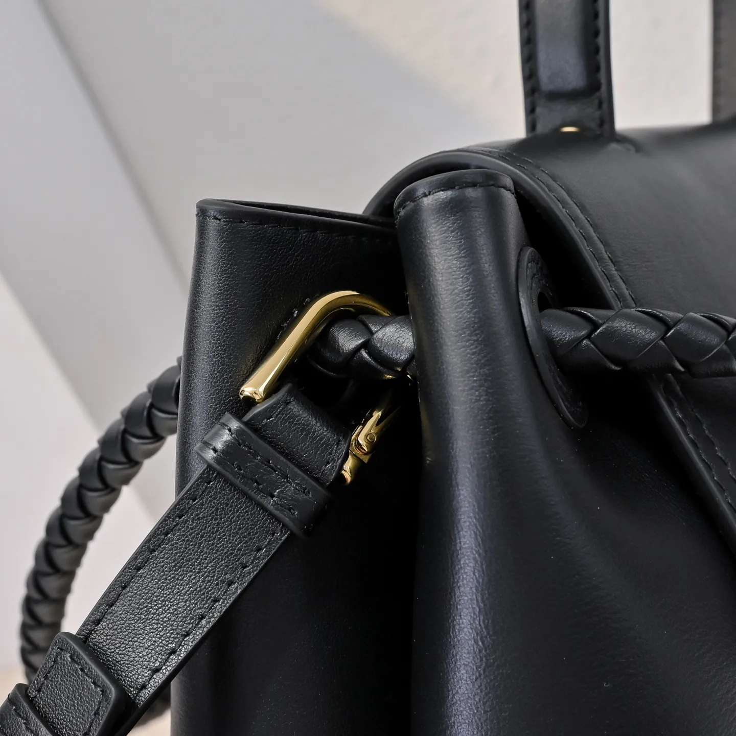 Batch 2360 #Bv New Ciao Ciao handbag Ciao Ciao means "hello" and "goodbye" in Italian, showing a relaxed and casual lifestyle ⭐️Made of Dutch Silky Calf calf leather ~ silky to the touch. The leather is thick, and the suede lining is soft and comfortable. The relaxed feeling of stacked smooth leather, the representative woven element shoulder strap, and the perfect embellishment of golden buckles 💥The bag has a unique shape, casual and exquisite, and super practical ☄️Carry Ciao Ciao to accompany you in various occasions, and be the most stylish you 🎀 Model: 7231 Size: 34x26x15